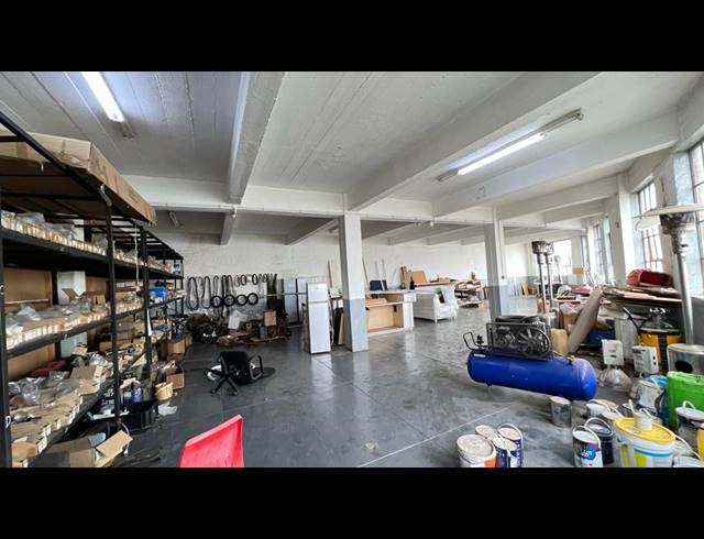 1,660M² WAREHOUSE FOR SALE IN VILLAGE DEEP